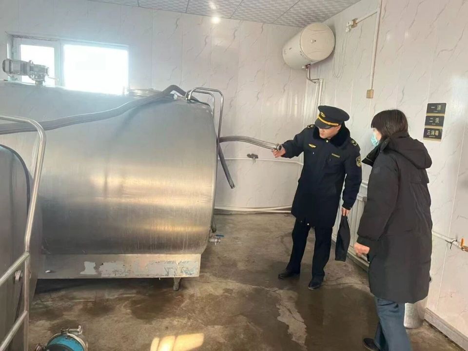 嚴(yán)查嚴(yán)管!哈密開展生鮮乳及乳制品專項(xiàng)檢查,筑牢春節(jié)&ldquo;放心奶&rdquo;防線